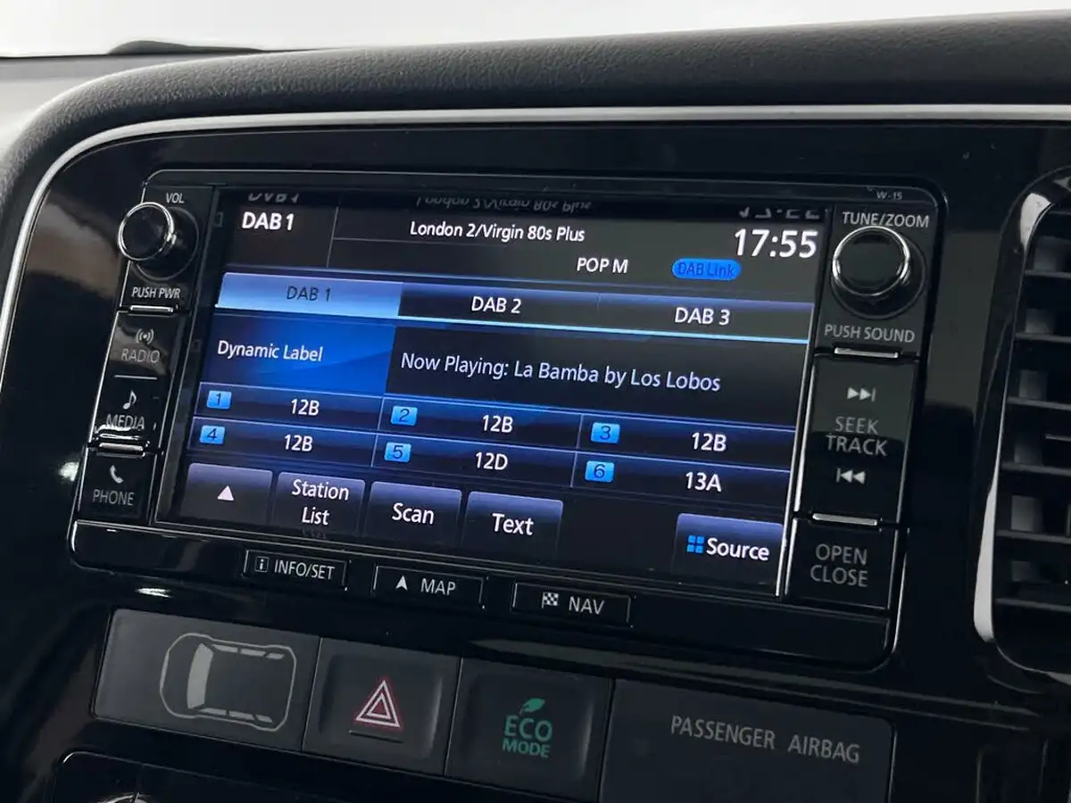 2017-mitsubishi-outlander-20-4h-phev-big-28