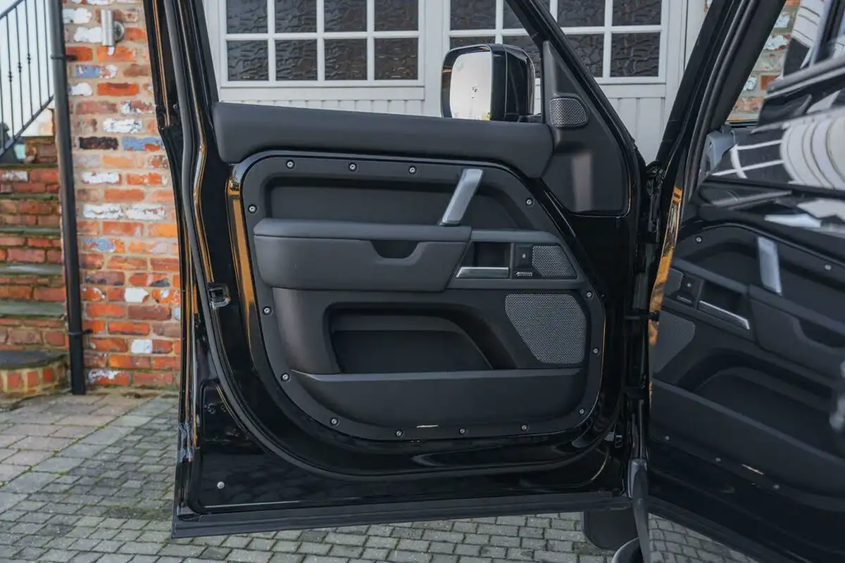 2023-land-rover-110-defender-30-d300-x-dynamic-hse-big-32