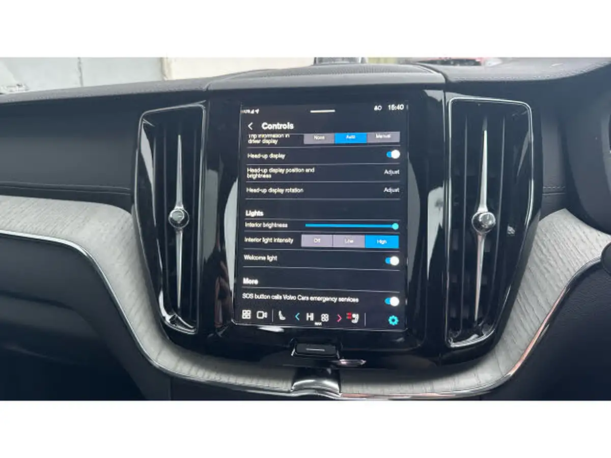 2024-volvo-xc60-20-t8-ultra-dark-big-39