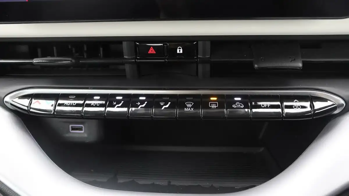 2021-fiat-500-e-icon-big-11