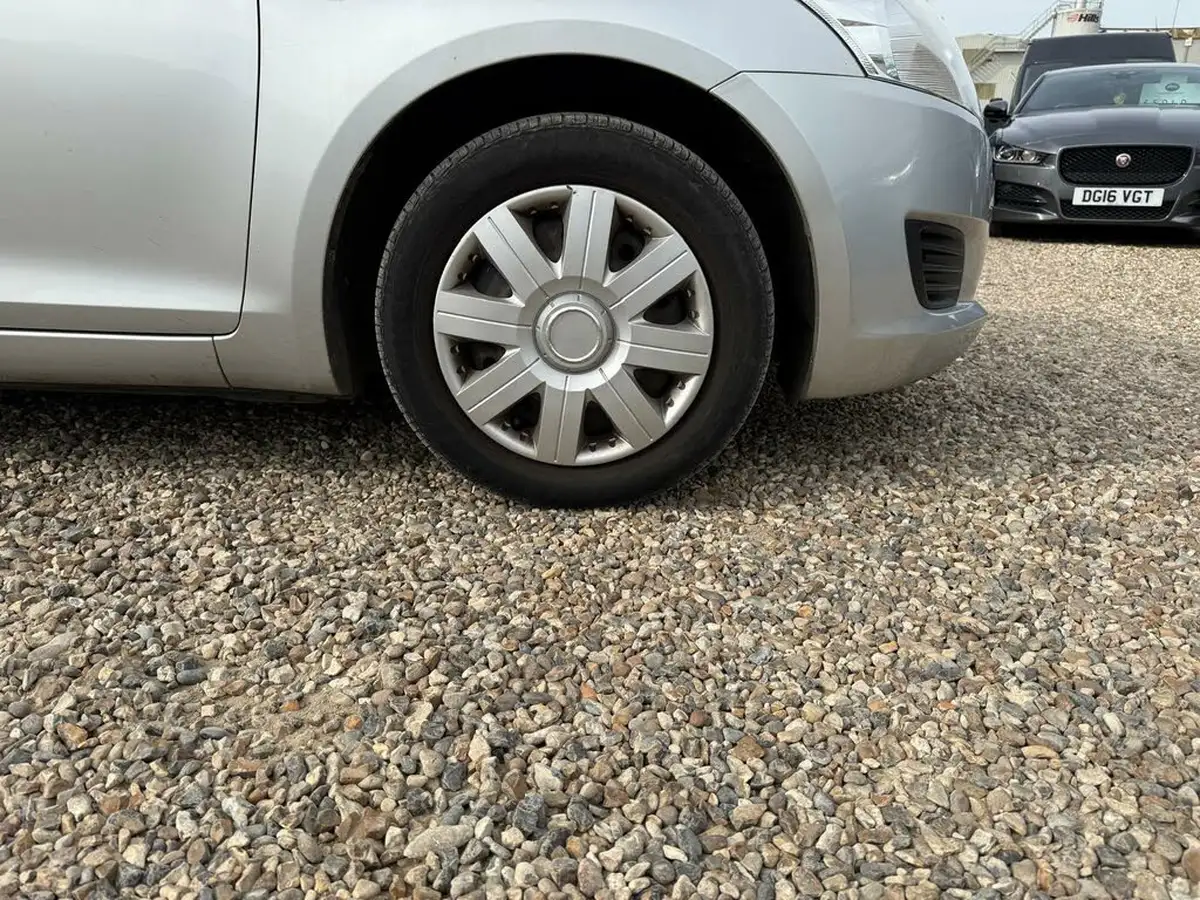2013-suzuki-swift-12-sz2-5d-big-43