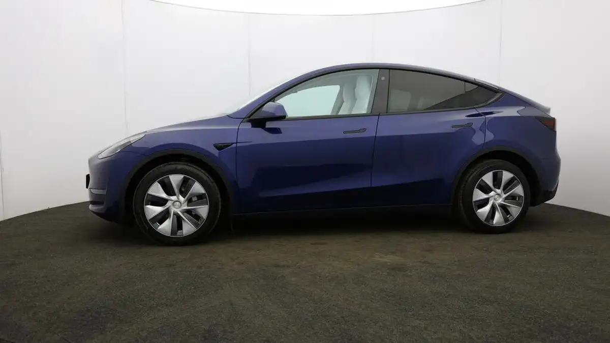 2022-tesla-model-y-e-long-range-big-32