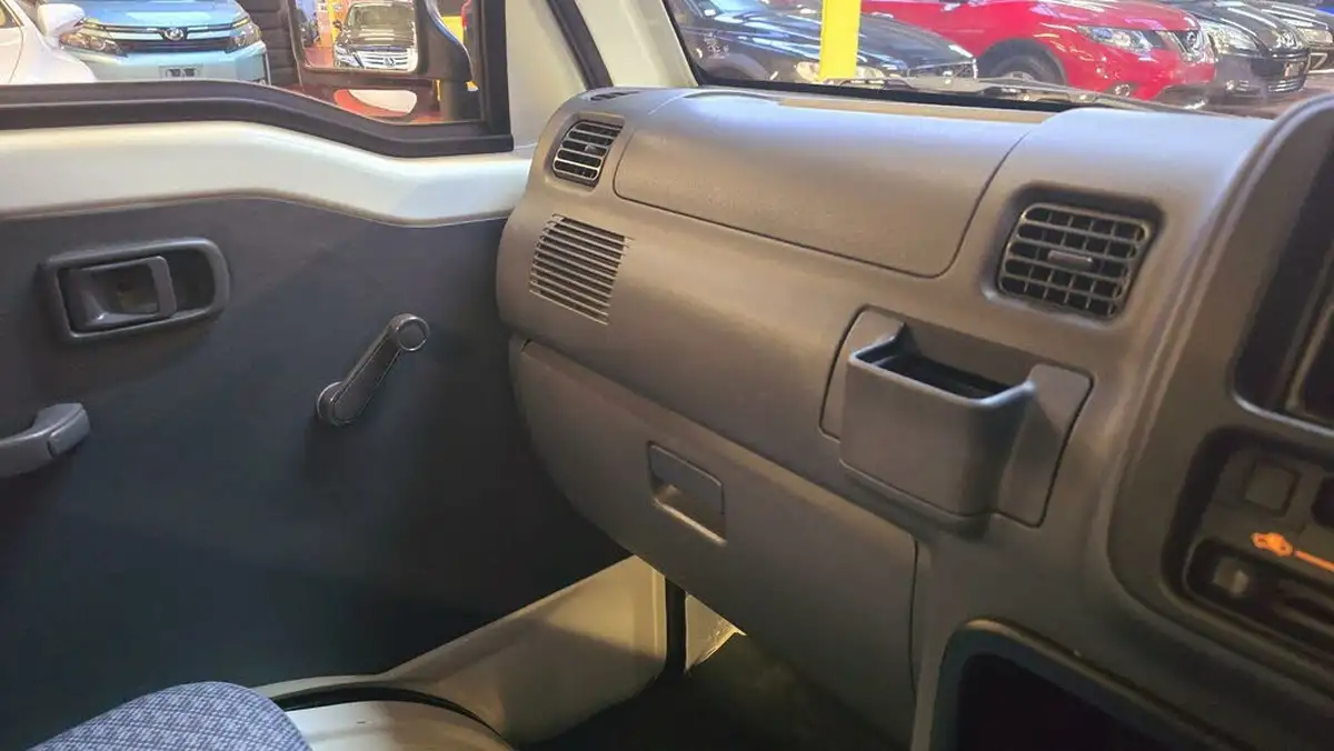 2010-daihatsu-hijet-big-32