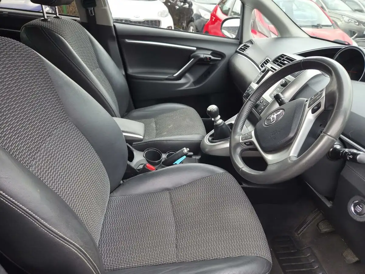 2013-toyota-verso-20td-excel-big-10