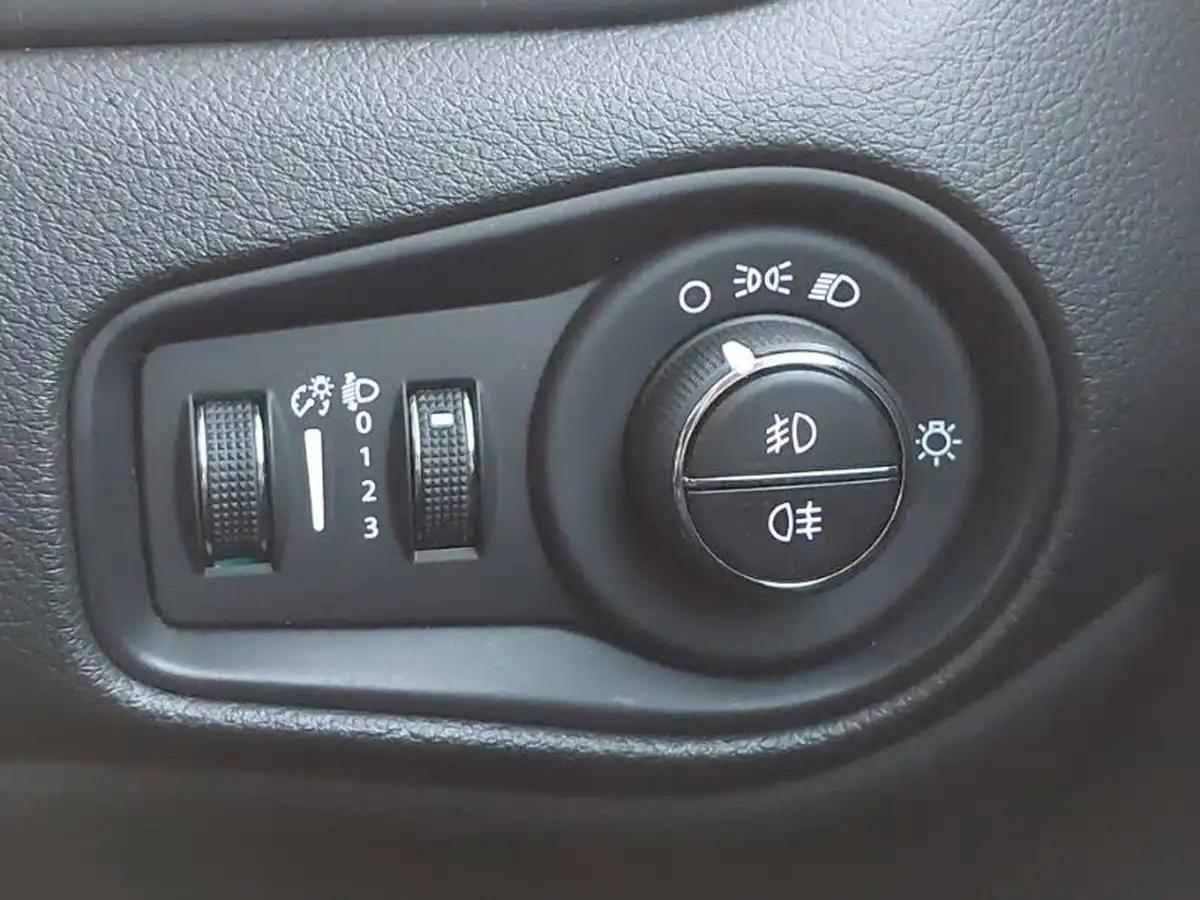 2021-jeep-renegade-10-gse-night-eagle-big-18