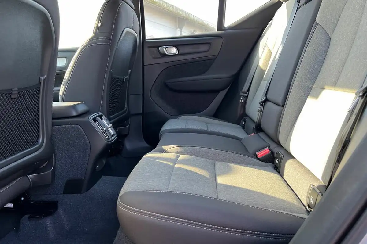 2024-volvo-xc40-20-b3-core-big-16