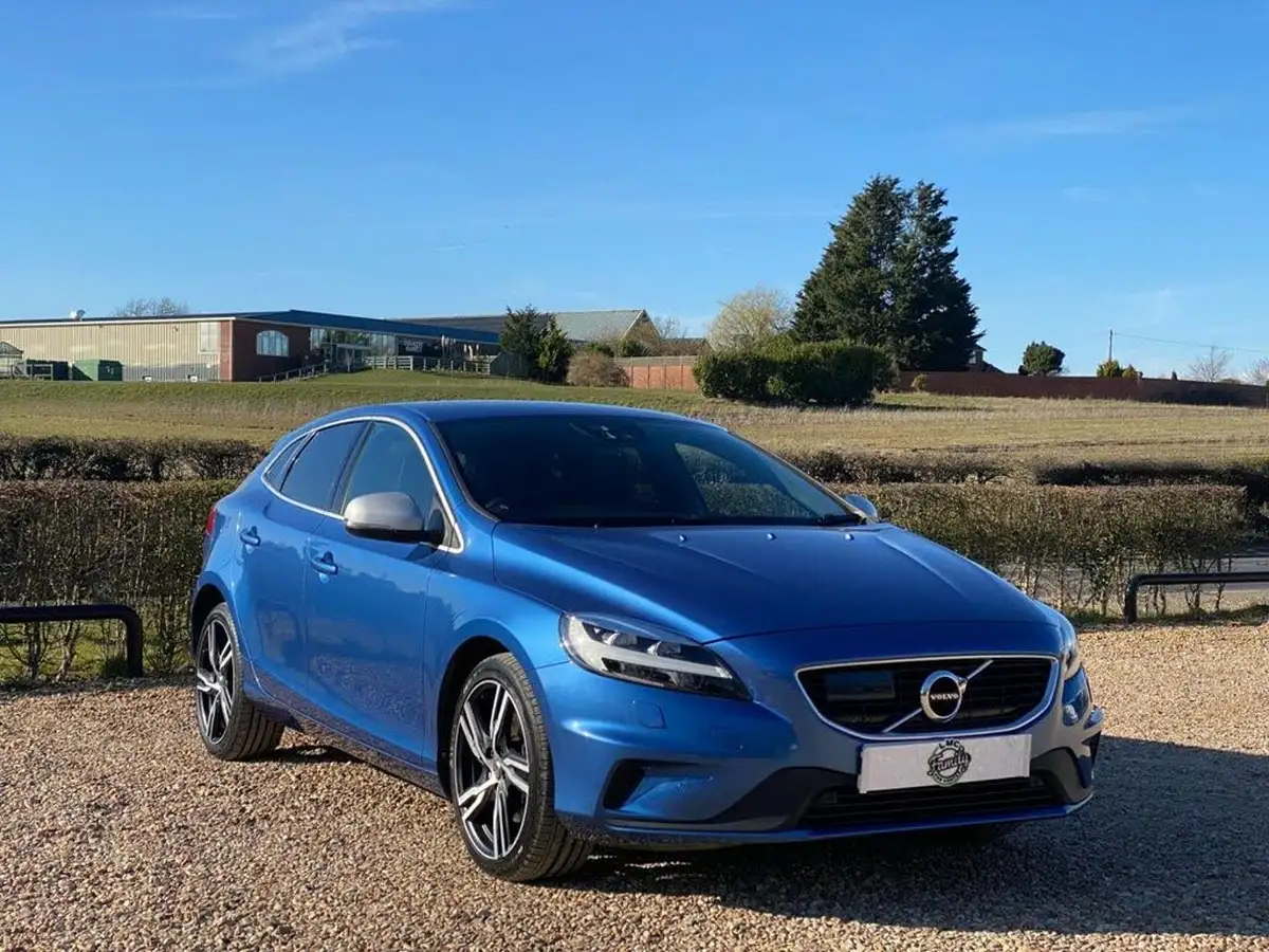 2019-volvo-v40-20-t2-r-design-edition-big-2