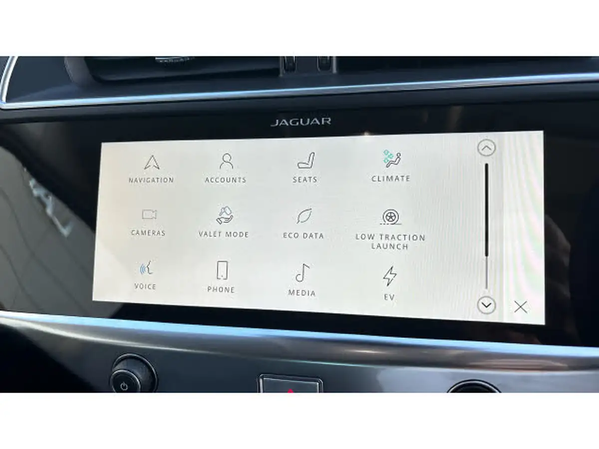2023-jaguar-i-pace-ev400-se-big-17