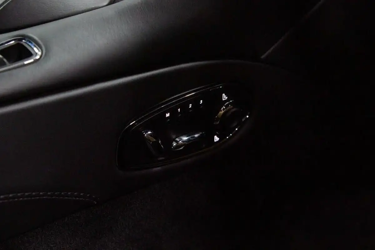 2019-aston-martin-dbs-52-v12-superleggera-big-39