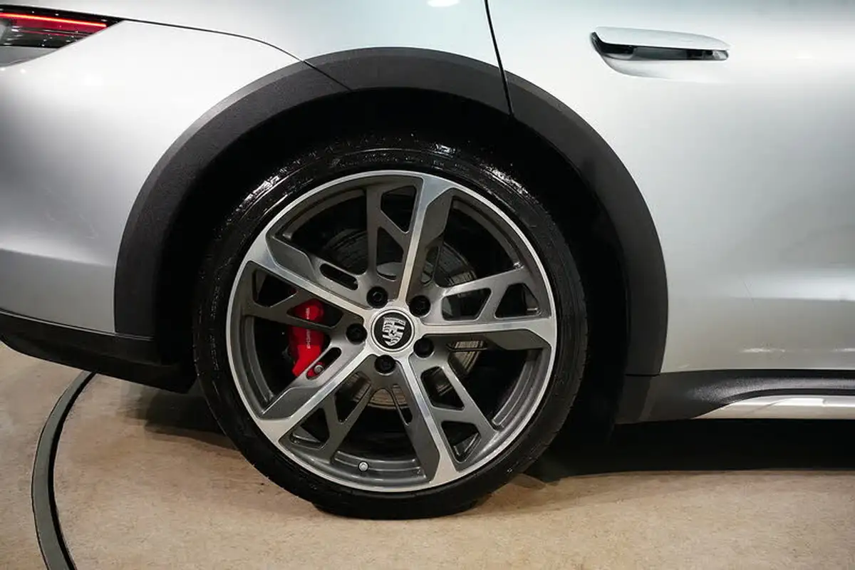 2023-porsche-taycan-e-4s-cross-turismo-big-13