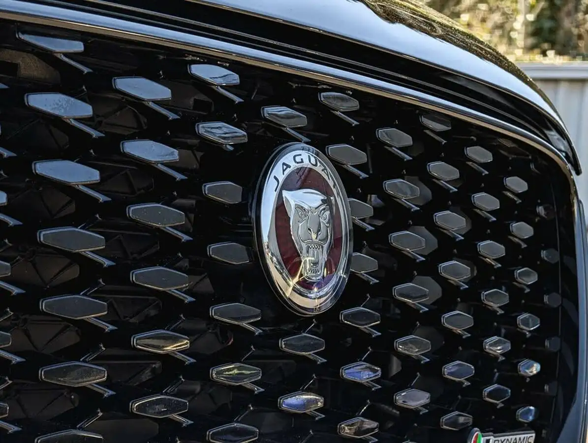 2023-jaguar-f-pace-20-d200-r-dynamic-black-big-9