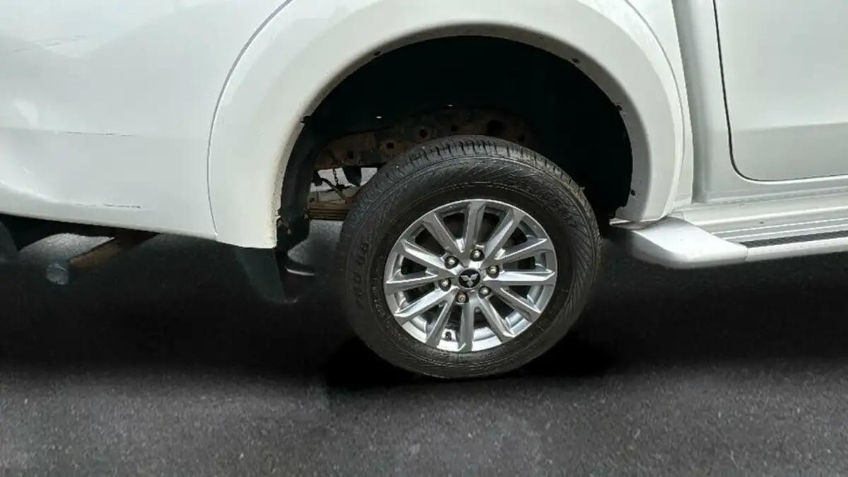2018-mitsubishi-l200-24di-d-barbarian-eu6-big-11