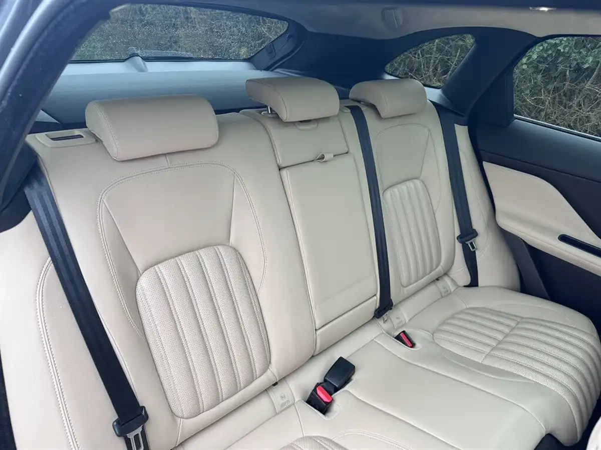2019-jaguar-f-pace-20i-portfolio-250ps-ss-big-14