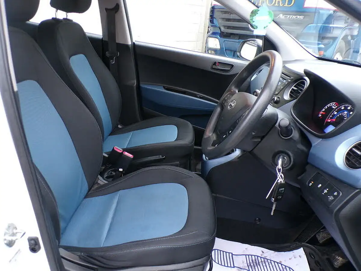 2015-hyundai-i10-10-blue-drive-se-isg-big-11