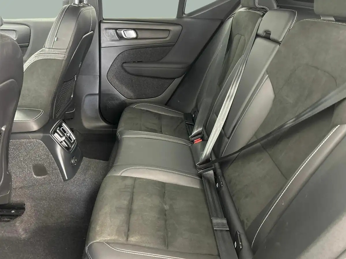 2022-volvo-xc40-15-t4-r-design-big-12