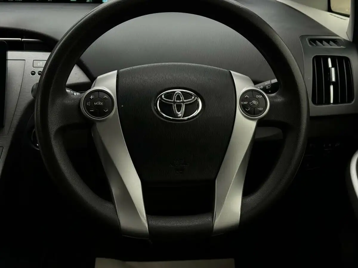 2014-toyota-prius-big-12