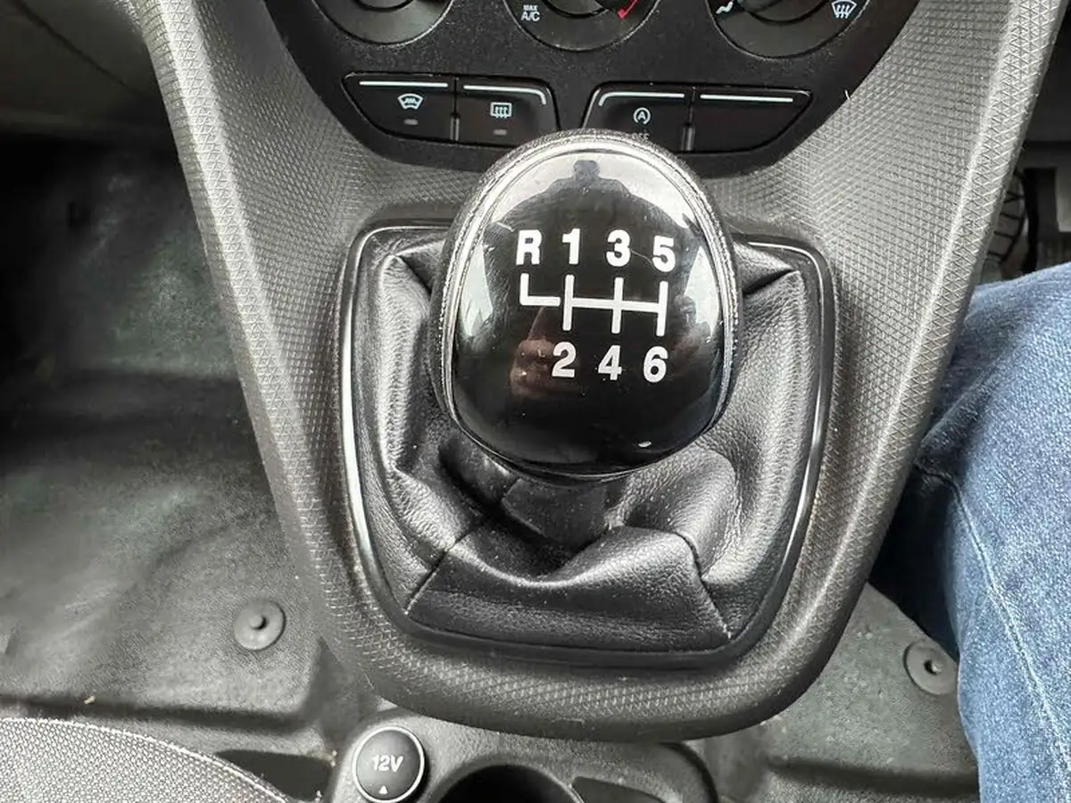 2017-ford-transit-connect-15tdci-l1-200-limited-big-24
