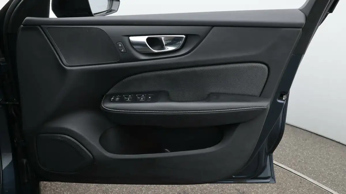 2021-volvo-v60-20-b3-r-design-160bhp-big-15