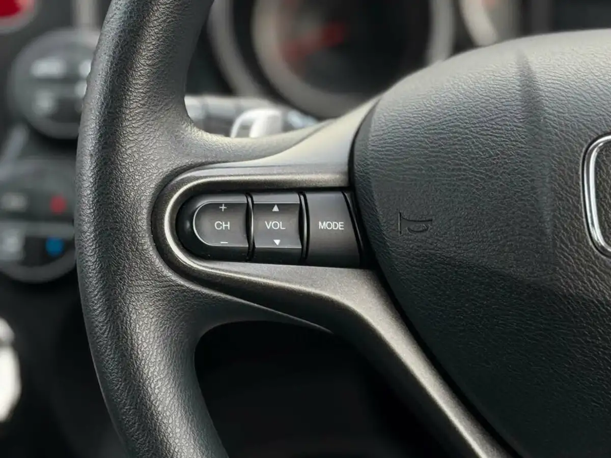2013-honda-jazz-14-es-cvt-big-32
