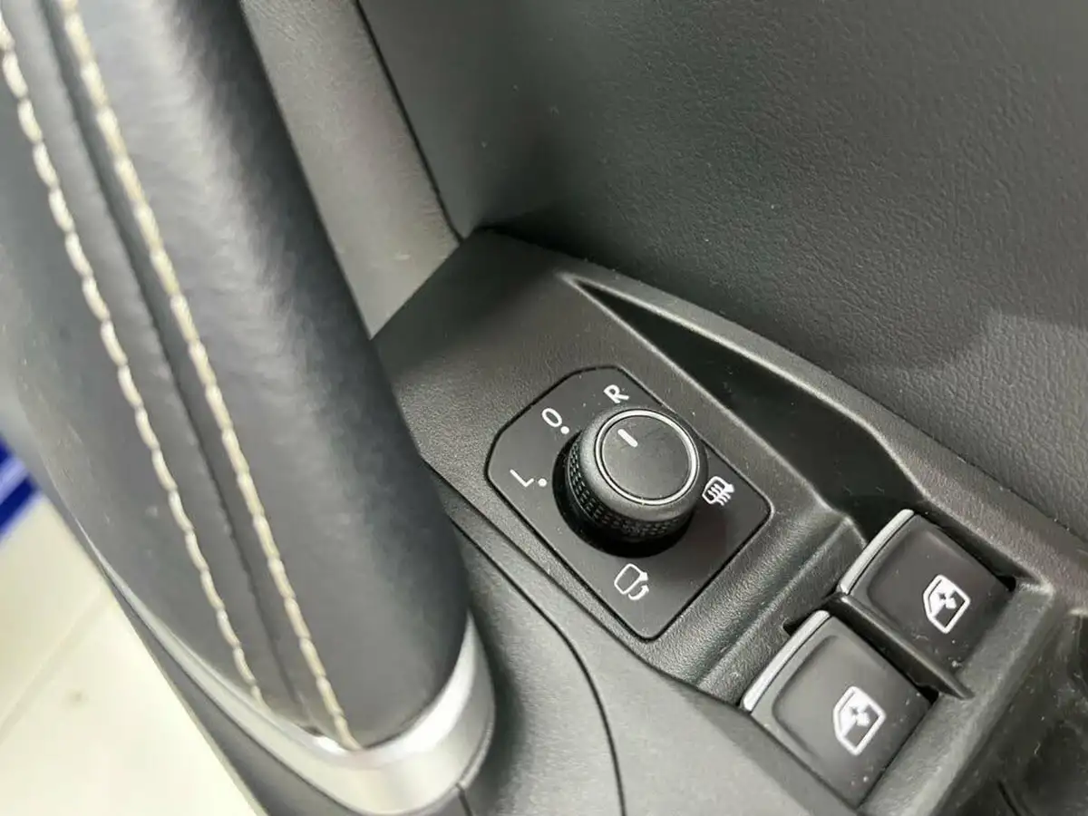 2021-seat-leon-14-e-hybrid-xcellence-hatchback-big-32