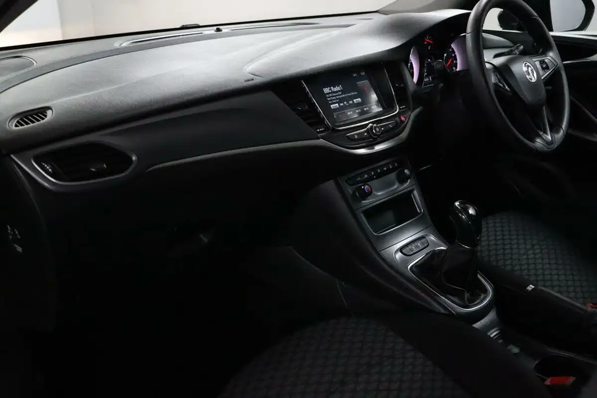 2019-vauxhall-astra-10i-turbo-design-hatchback-big-29