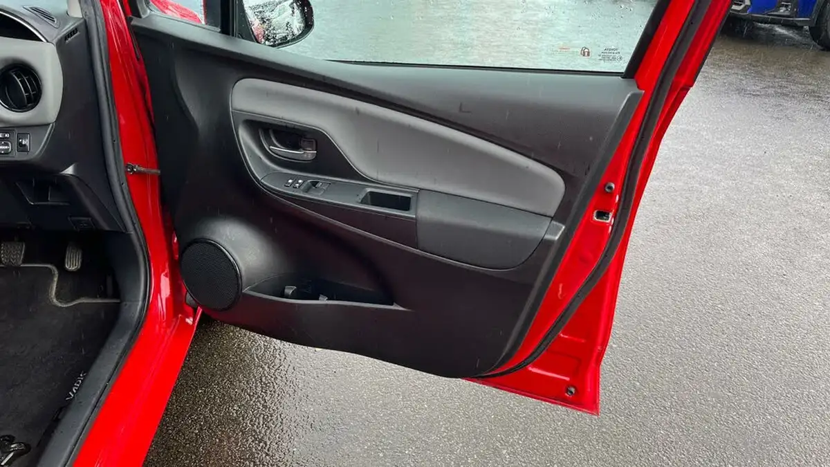 2017-toyota-yaris-133-design-bi-tone-big-21