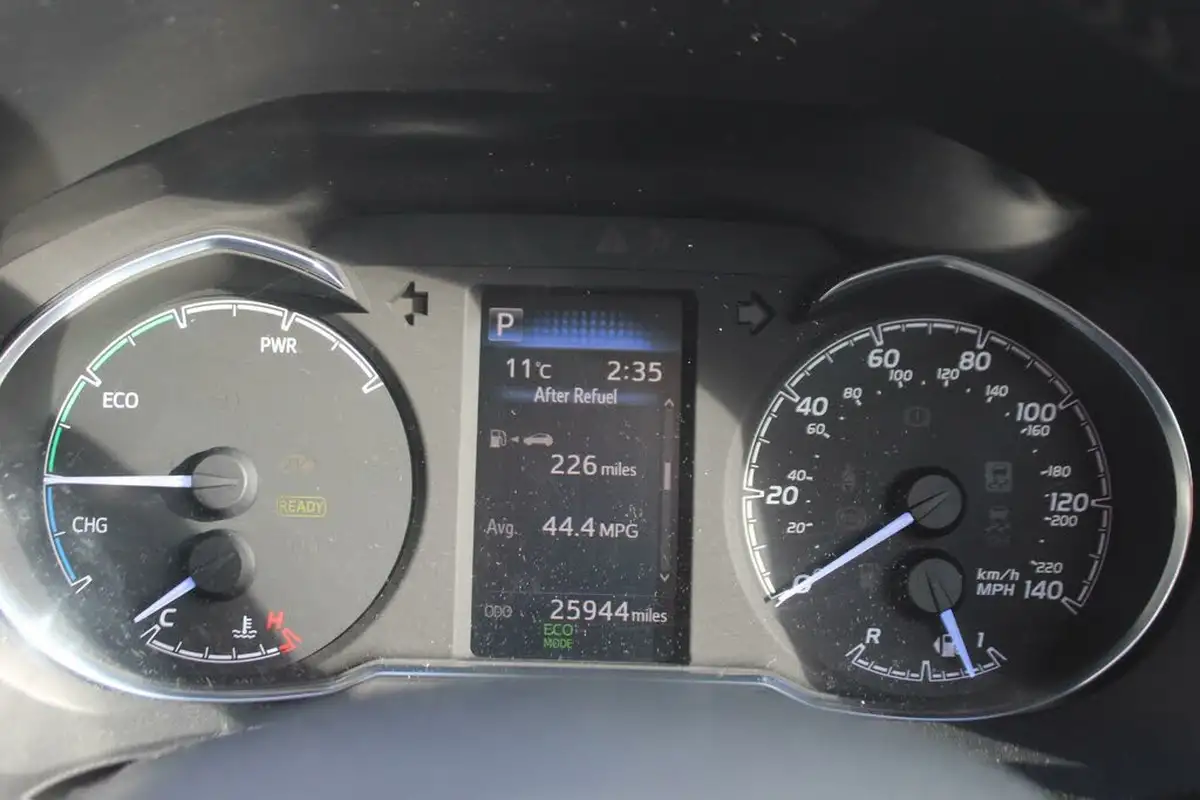 2017-toyota-yaris-15-vvt-i-excel-hybrid-15in-alloys-big-20