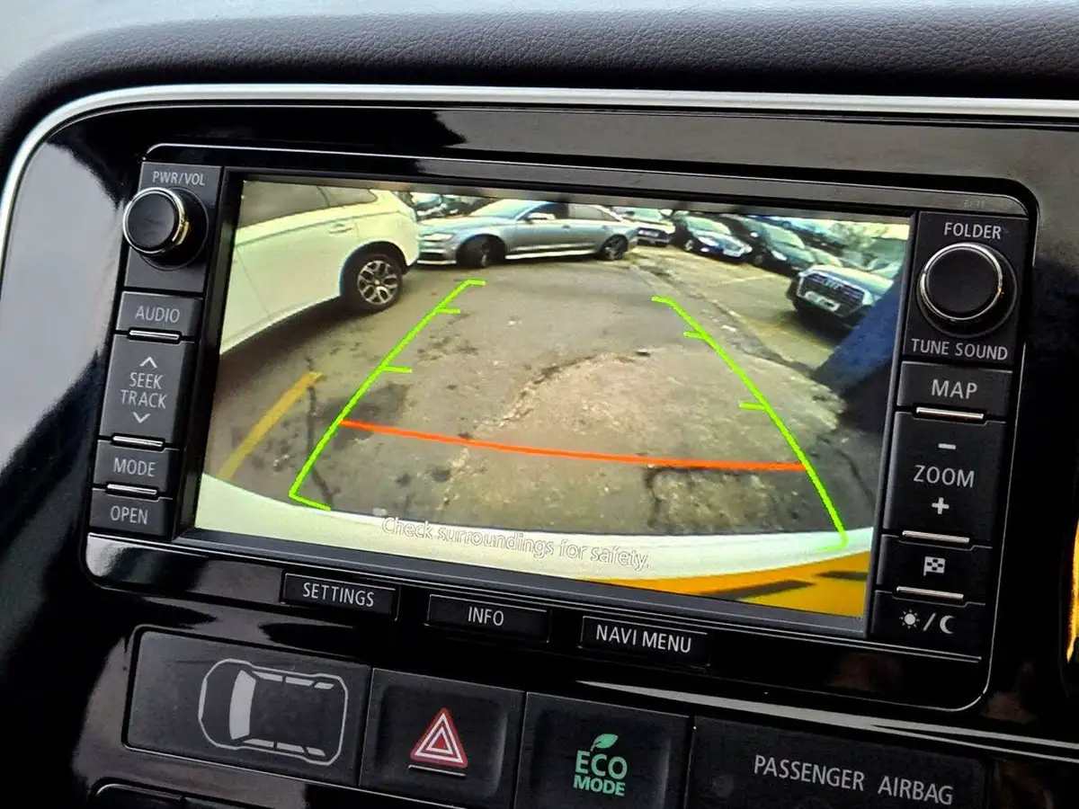 2015-mitsubishi-outlander-20-gx5h-phev-cvt-big-25