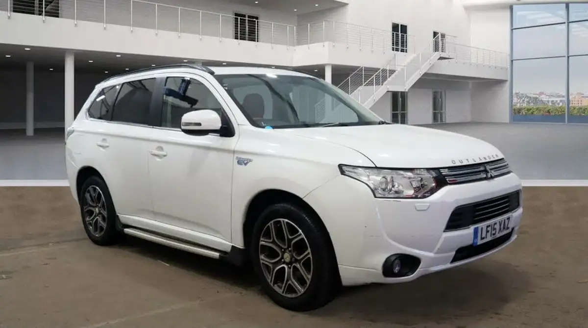 2015-mitsubishi-outlander-20-gx5h-phev-cvt-big-1