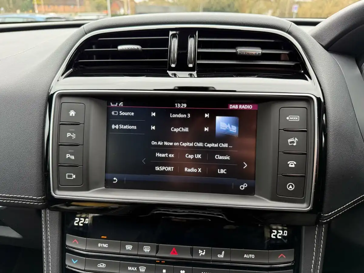 2016-jaguar-f-pace-30-v6-sc-s-30-big-22