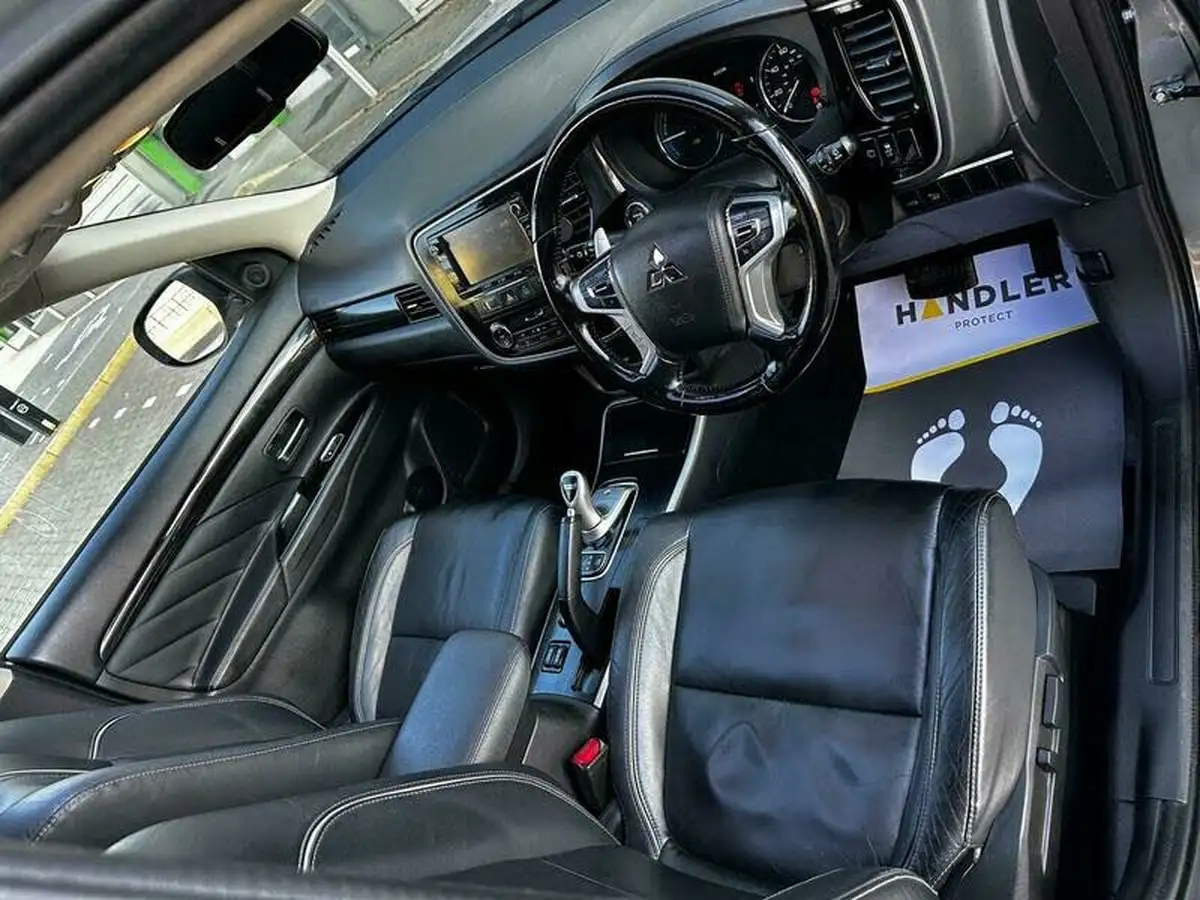 2016-mitsubishi-outlander-20-gx4h-phev-big-9