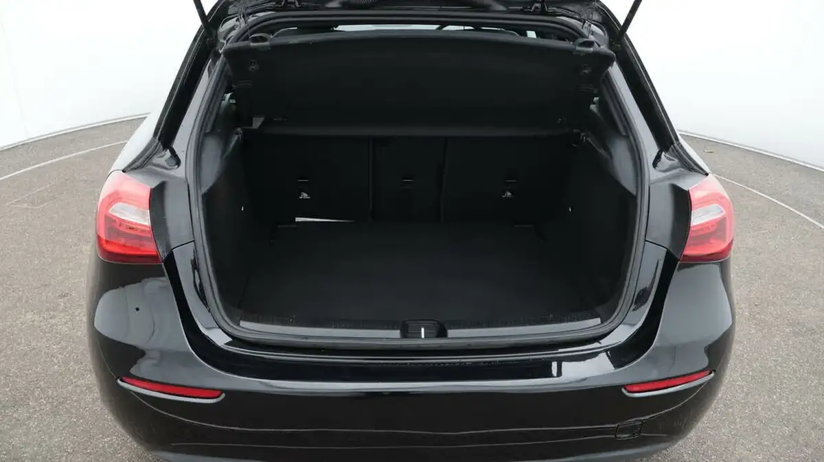 2021-mercedes-benz-a-class-15d-a180d-se-big-17