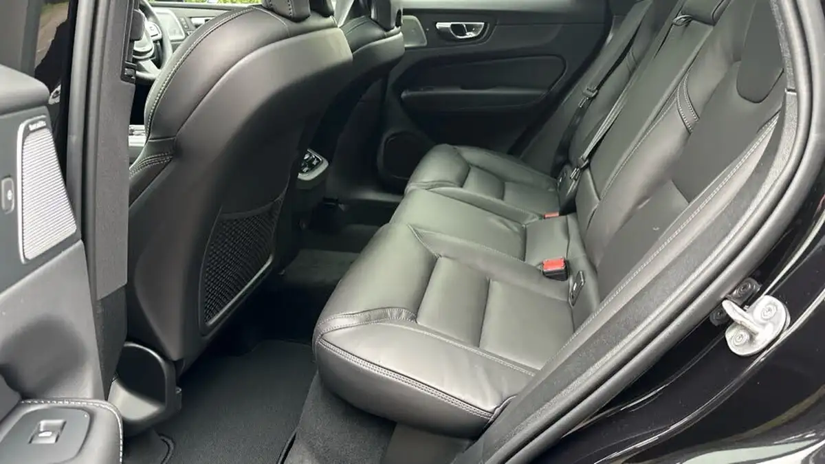 2024-volvo-xc60-20-b5-ultra-black-edition-big-9