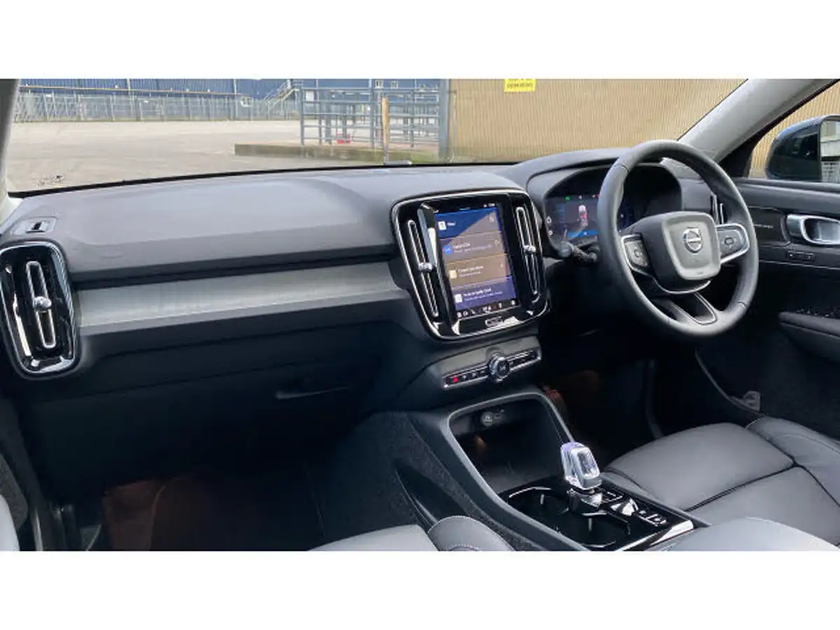 2024-volvo-xc40-20-b4-ultra-bright-big-3