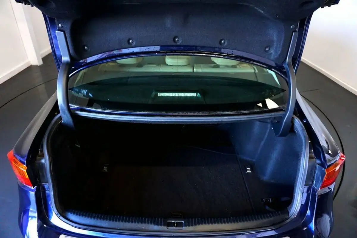 2017-lexus-is-300h-25-advance-big-7