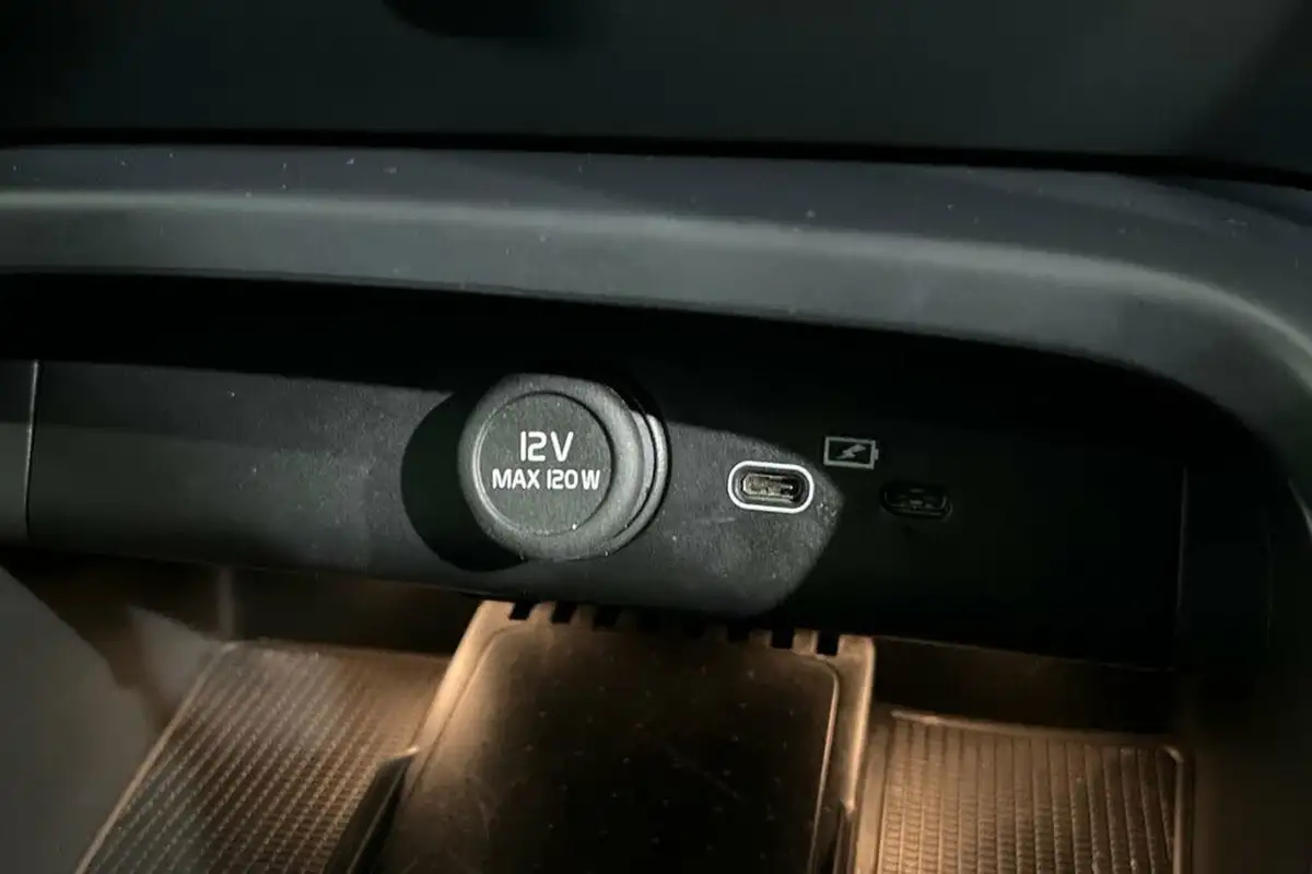 2021-volvo-xc40-e-p8-first-edition-big-43