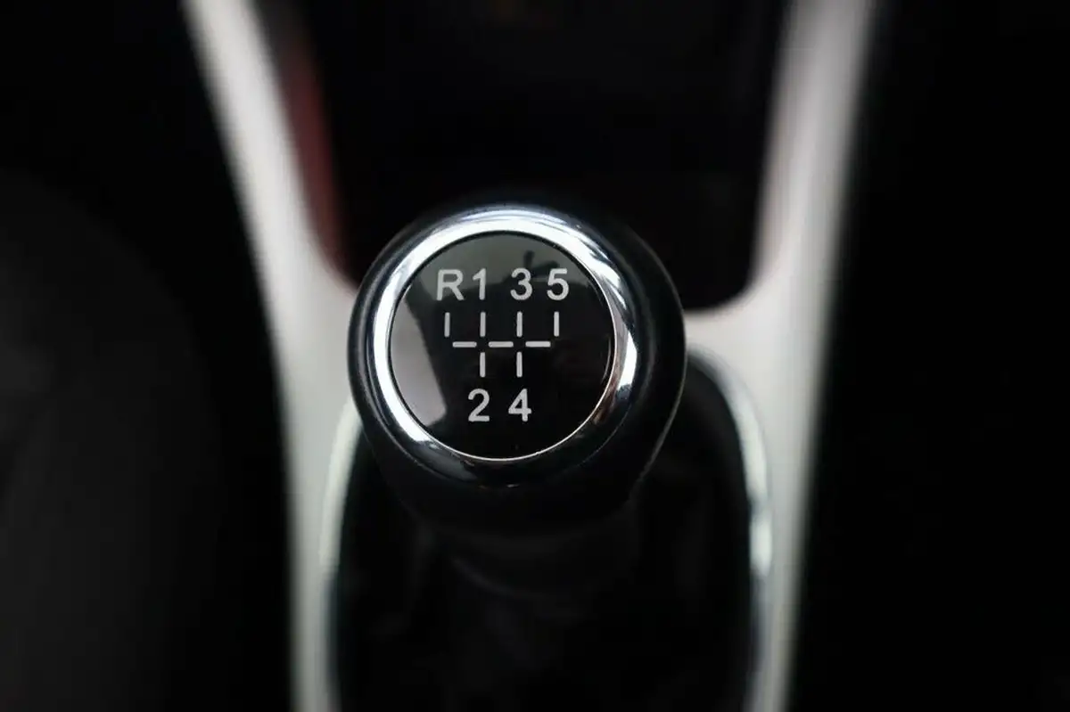 2013-vauxhall-adam-14-jam-87ps-big-18