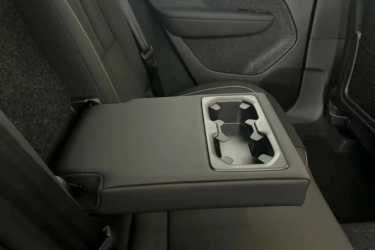 2024-volvo-xc40-20-b4-ultra-bright-big-31
