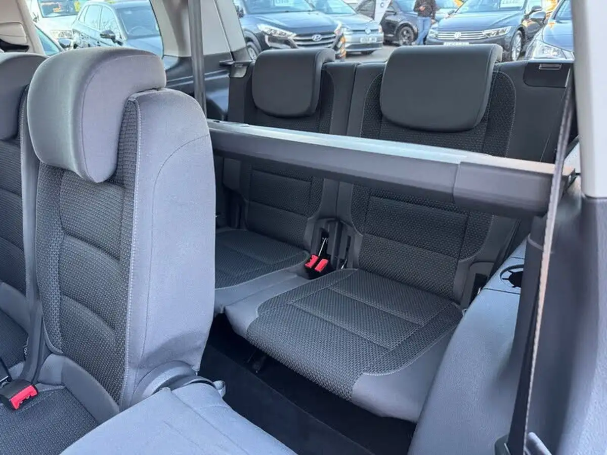2012-volkswagen-touran-big-30