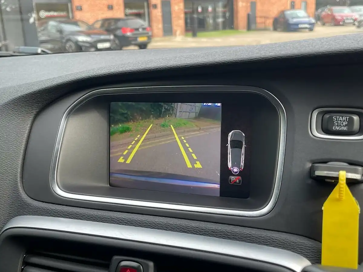 2018-volvo-v40-20-t2-momentum-nav-plus-big-9