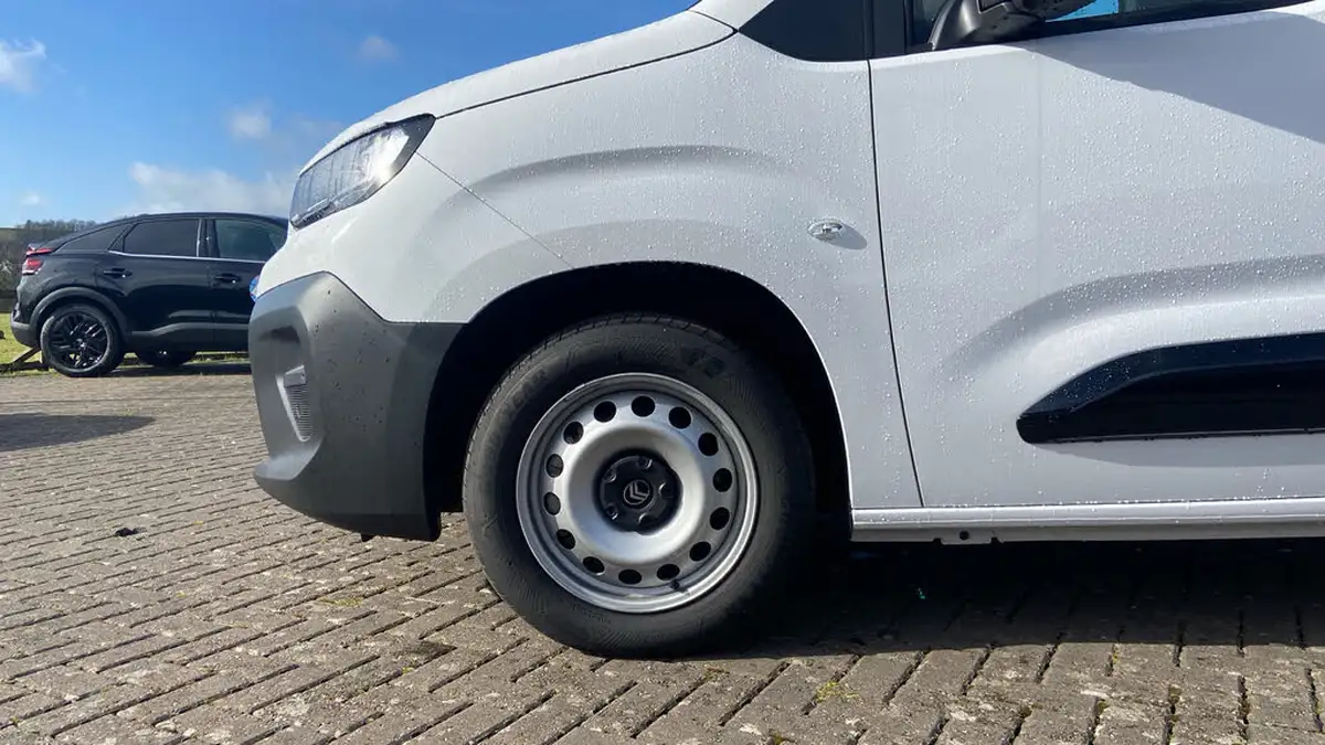 2024-citroen-berlingo-15-bluehdi-m-enterprise-100pseu6e-big-13
