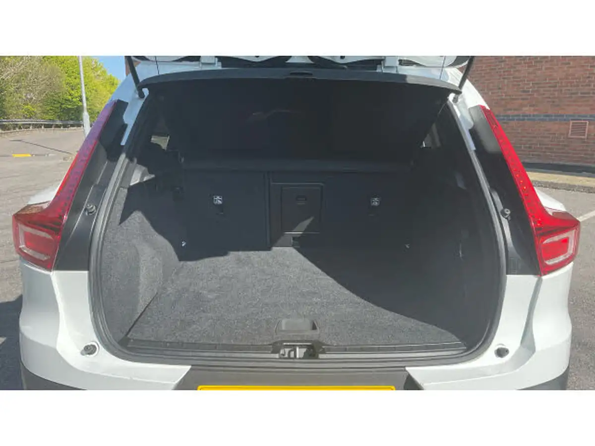 2022-volvo-xc40-15-t3-momentum-auto-big-16