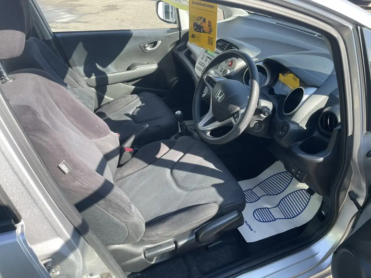 2010-honda-jazz-14-es-big-7