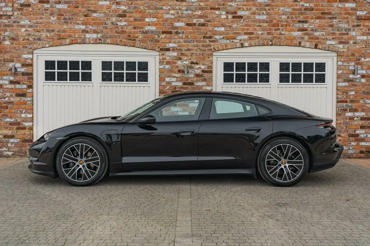 2022-porsche-taycan-e-base-408ps-big-11