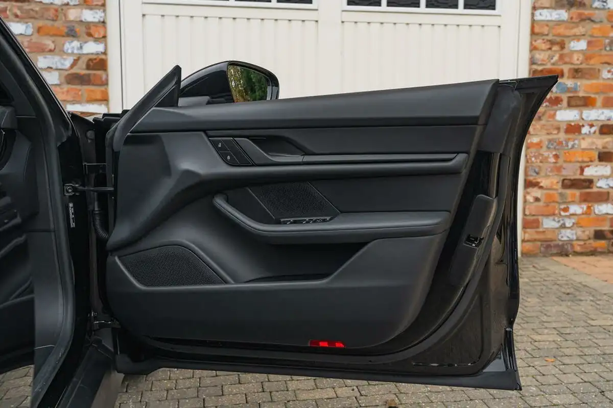 2022-porsche-taycan-e-base-408ps-big-39