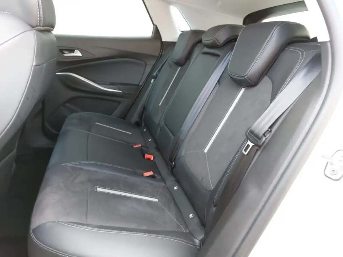 2023-vauxhall-grandland-16-gse-big-5