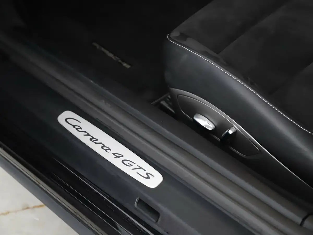 2019-porsche-911-30-carrera-4-gts-coupe-big-33