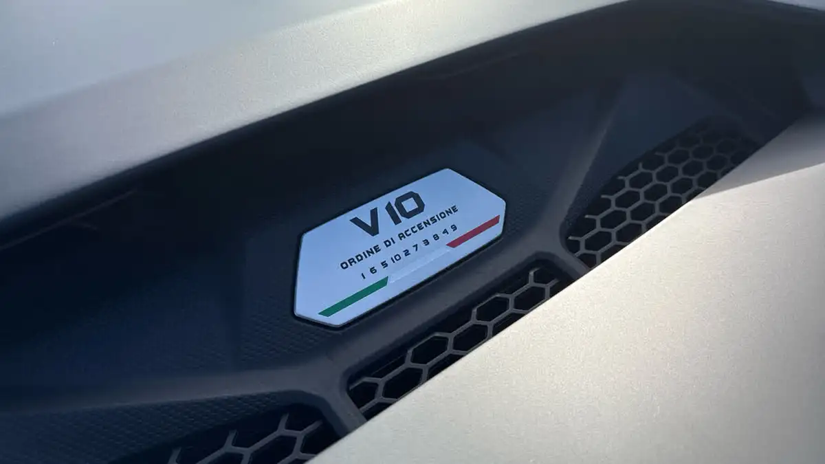 2022-lamborghini-huracan-big-12