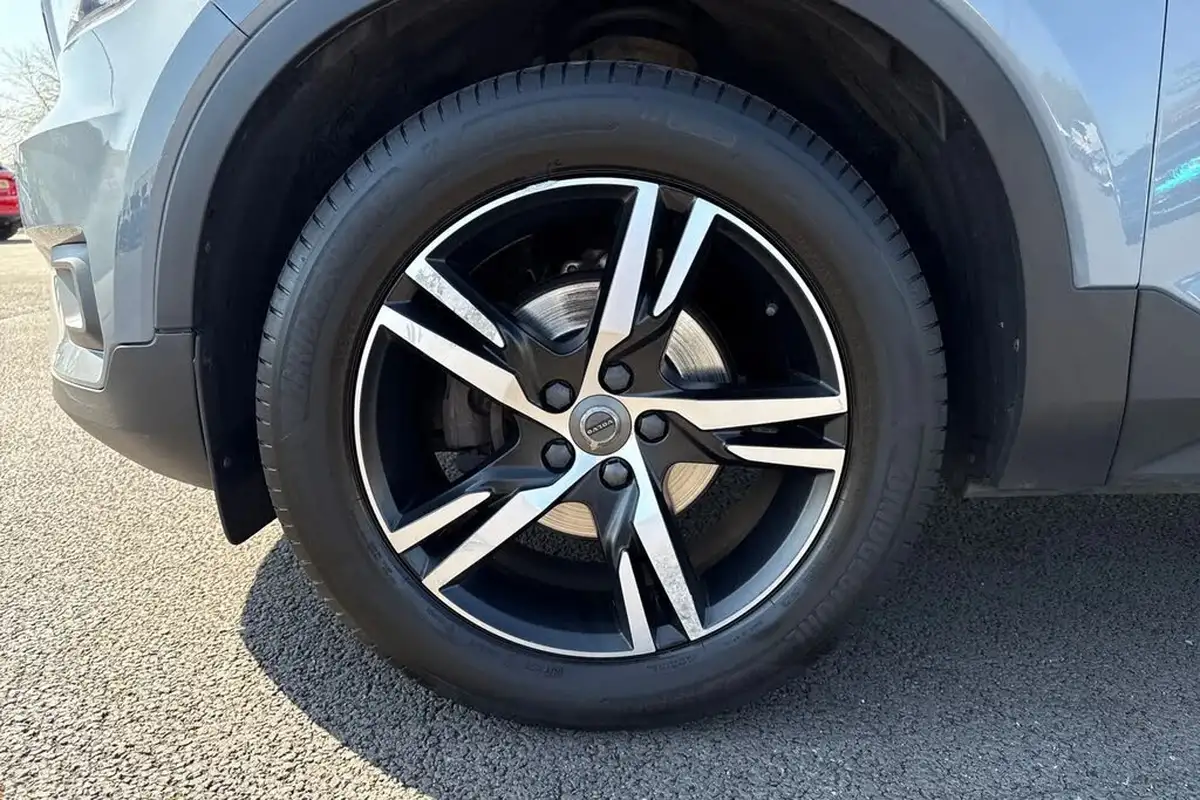 2020-volvo-xc40-15-t3-r-design-big-12