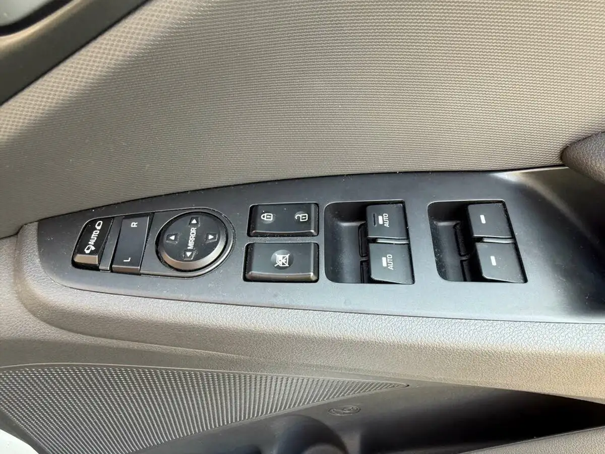 2018-hyundai-ioniq-16-gdi-premium-se-plug-in-hybrid-big-21